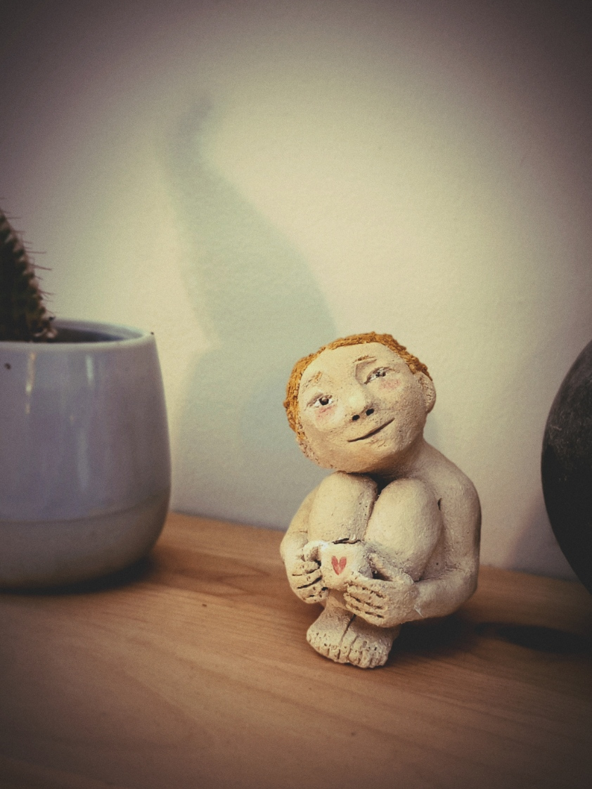 sculpture nous ayant été offerte par l'artiste représentant un Timide savourant son café