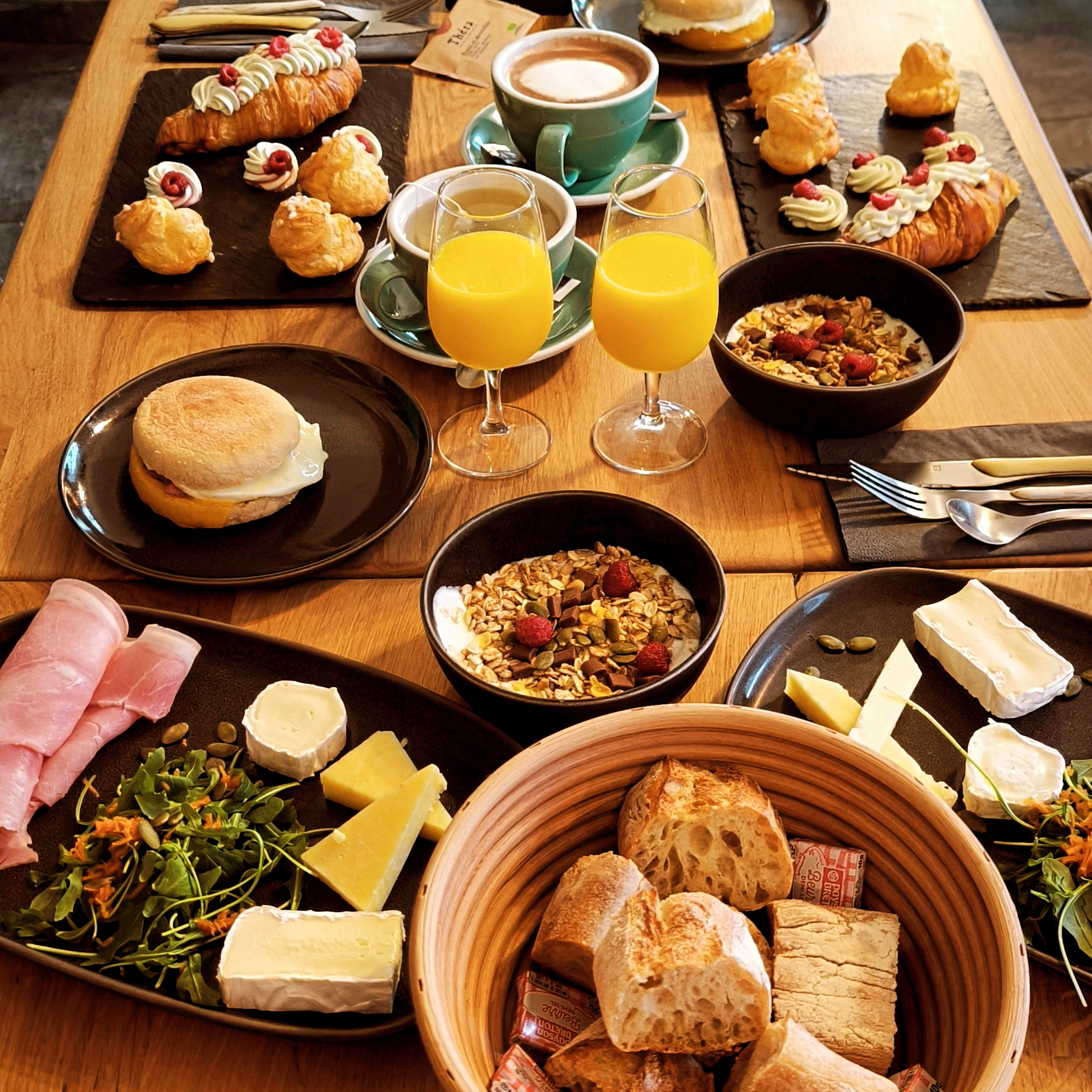 Brunch du dimanche chez Kafeenn — œufs, pâtisseries, fruits frais