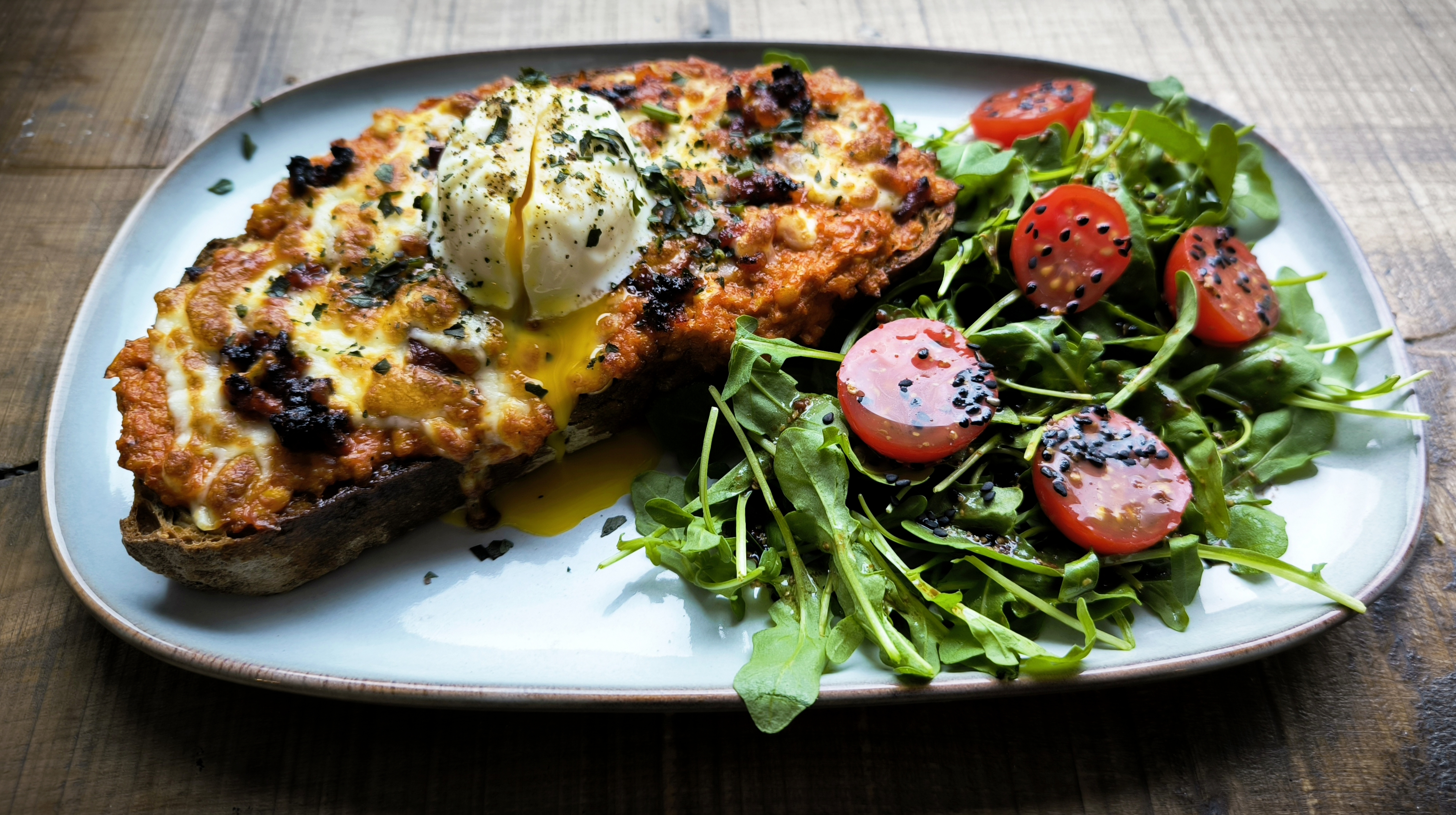 Bruschetta généreuse sur pain toasté
